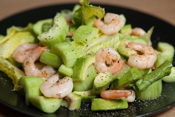 Салат с креветками, огурцами и авокадо от The Caters