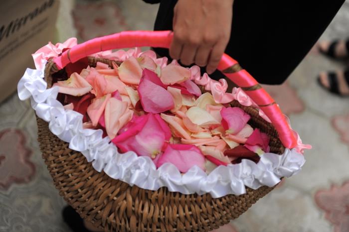 Лепестки роз