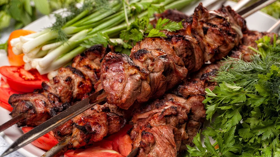 Ешьте мясо с зеленью и свежими овощами