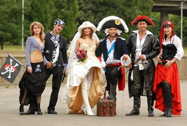 Почему бы не отметить памятную дату вечеринкой в пиратском стиле?