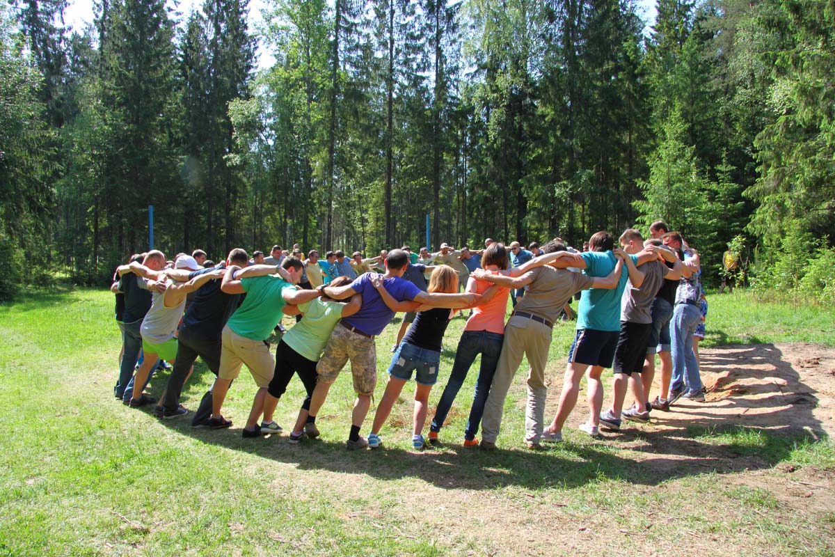 Не менее актуально проведение дня рождения компании на природе