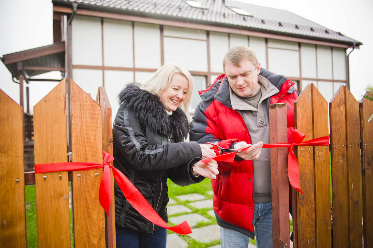 Перерезывание ленточки — символичный жест для новоселов