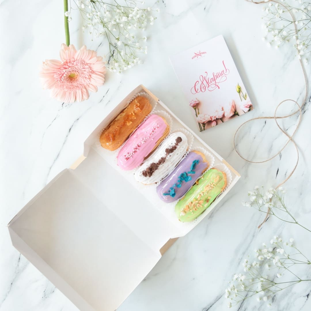 Компанию основному подарку составят эклеры, цветы или милая открытка