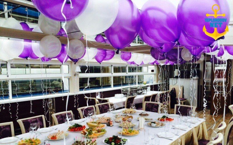 Выпускной на теплоходе позволит совместить развлекательную программу с богатым столом