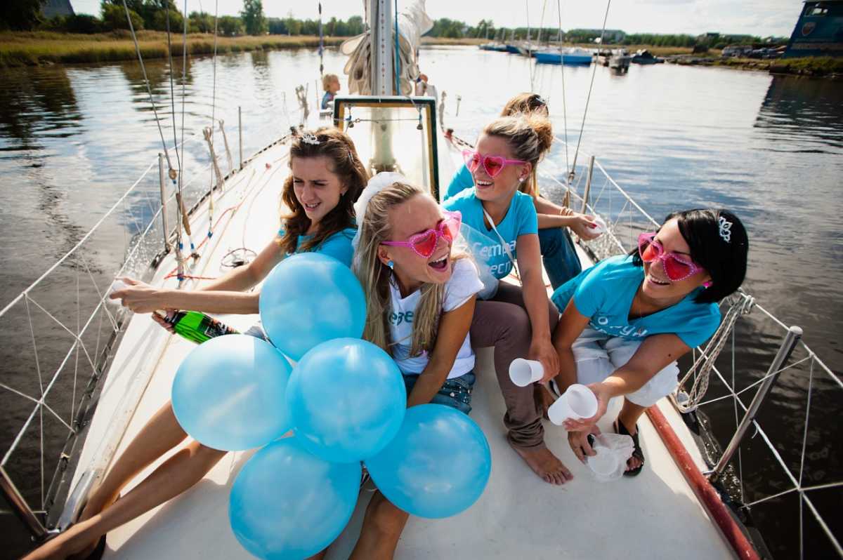 Прогулка на яхте или катере позволит и позагорать, и расслабиться