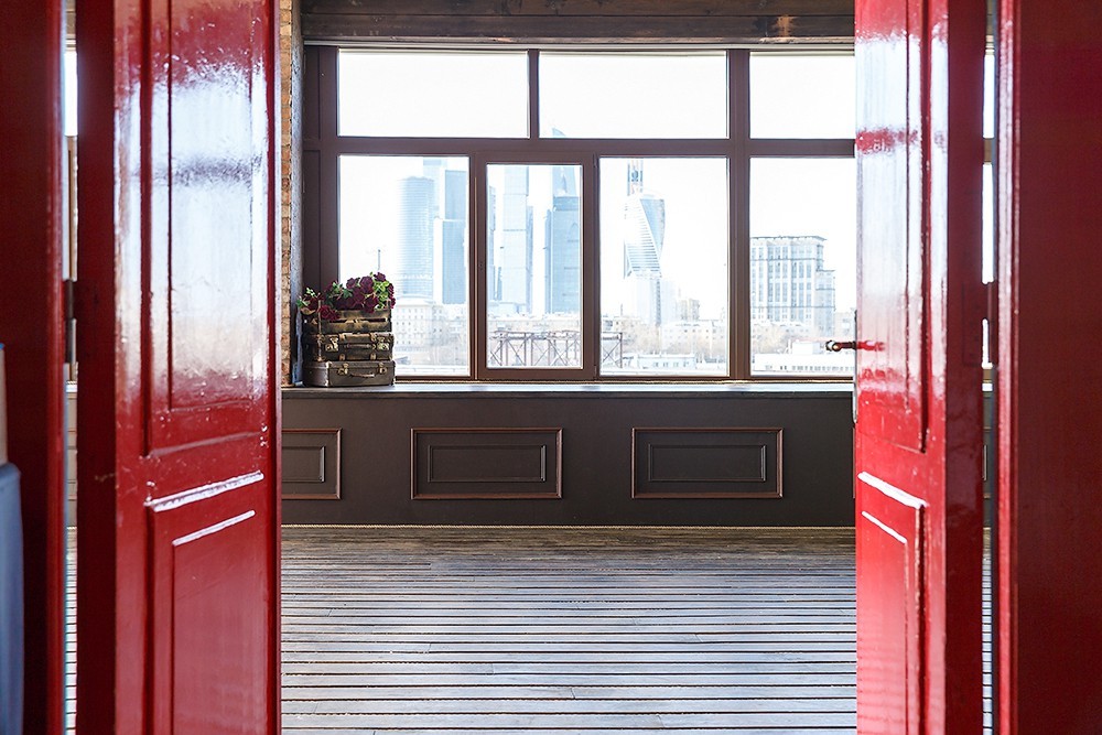 Массивная дверь с бабушкиного чердака и панорамное окно — отличительные черты камерного лофта