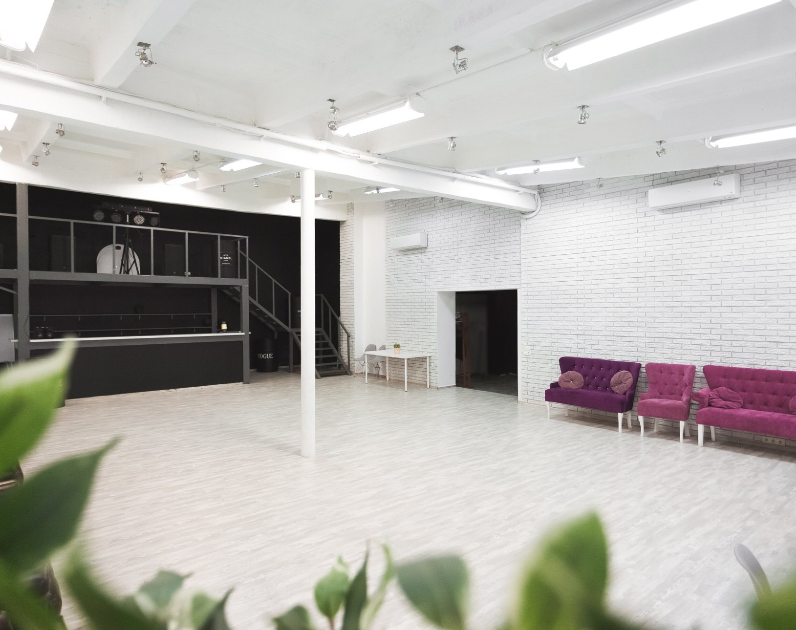 В лофте на Павелецкой есть уютные лиловые диванчики