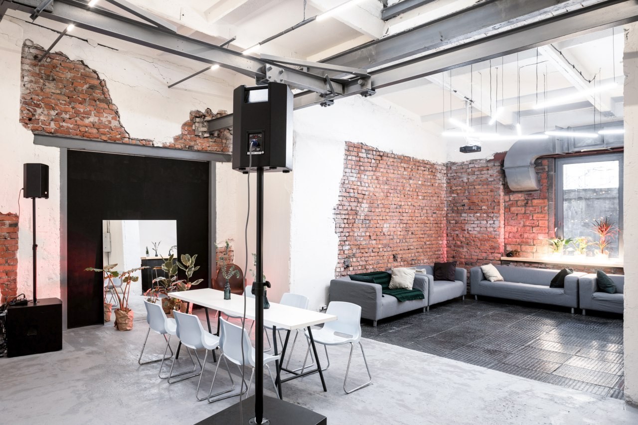 Много света и воздуха, белые тона в интерьере — ни одна деталь не мешает сосредоточиться на задачах