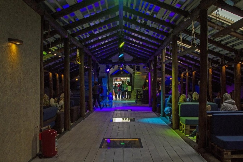 Открытые потолочные перекладины и вертикальные балки создают невероятно творческое пространство