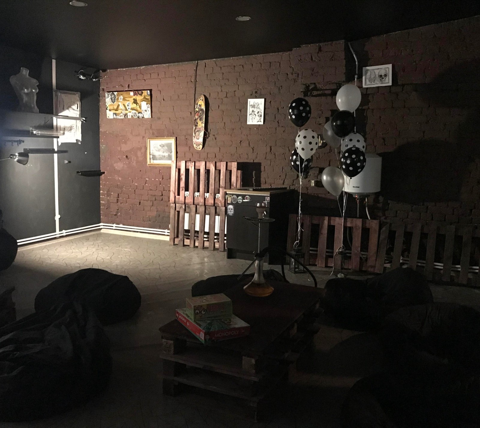 Брутально оформленный зал станет идеальным фоном для ярких фотографий