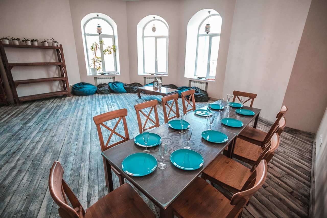 Зал, оформленный в стиле кантри, изящно украшен вкраплениями бирюзы