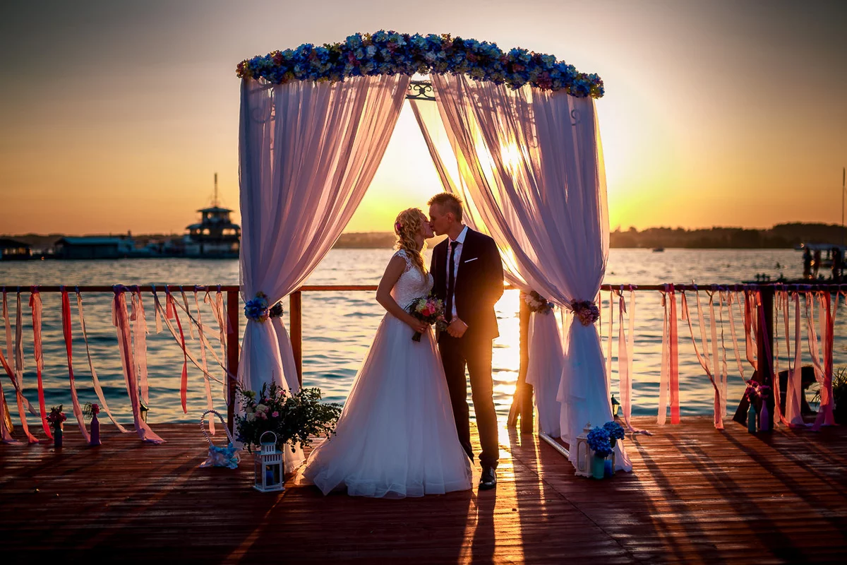 Выберитесь к реке, озеру или морю, чтобы поймать закат