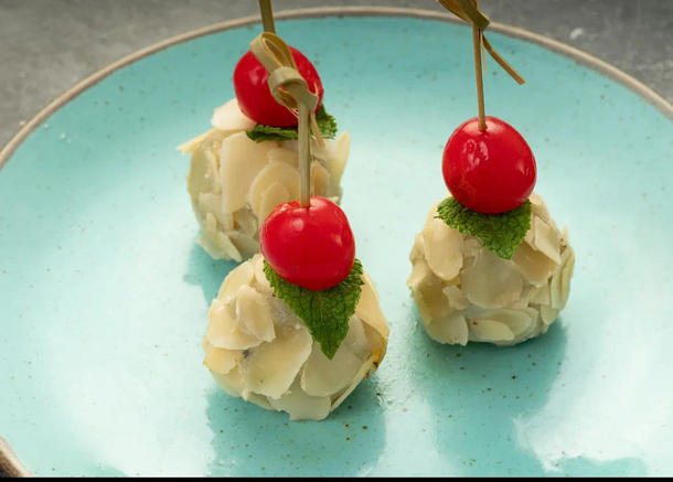 Канапе с сыром и миндалем