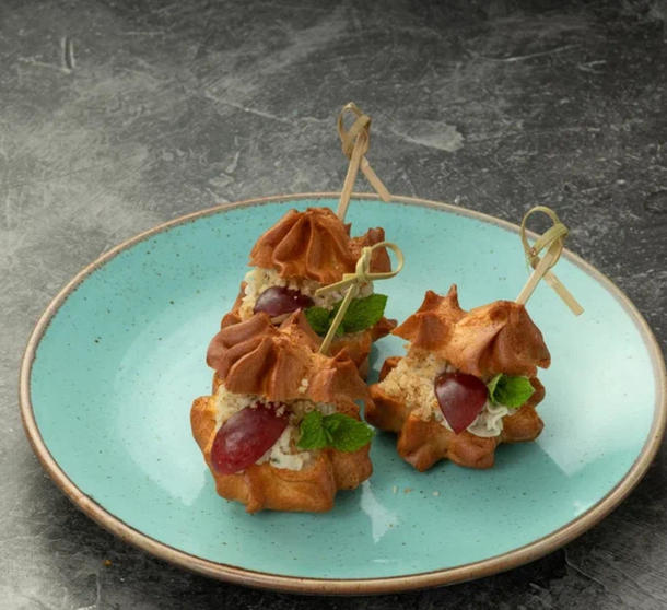 Профитроли с муссом из голубого сыра