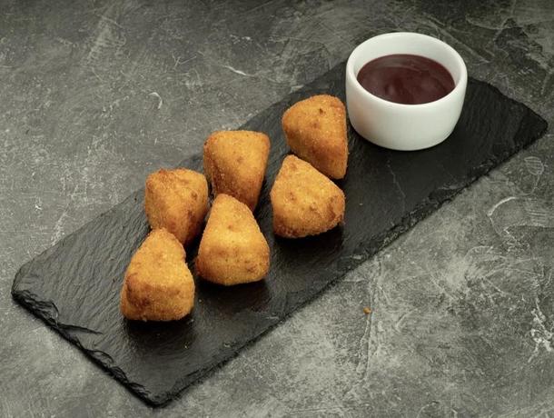 Сыр «Камамбер» во фритюре с ягодным соусом