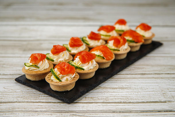 Тарталетка с лососем, свежим огурцом и творожным сыром