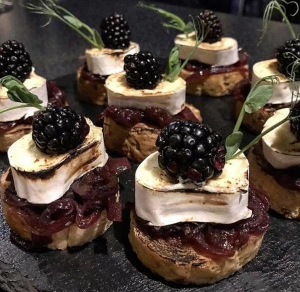 Кростини с луком конфи, бри и ежевикой