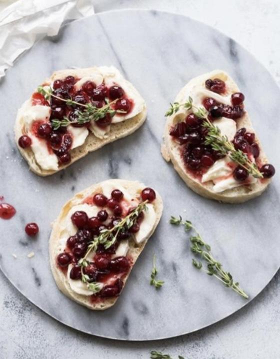 Брускетта с сыром камамбер и брусникой