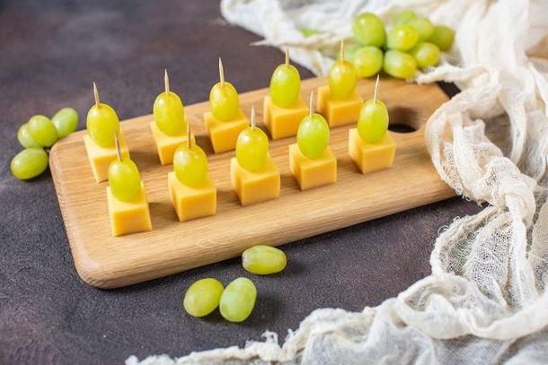 Канапе с сыром и виноградом