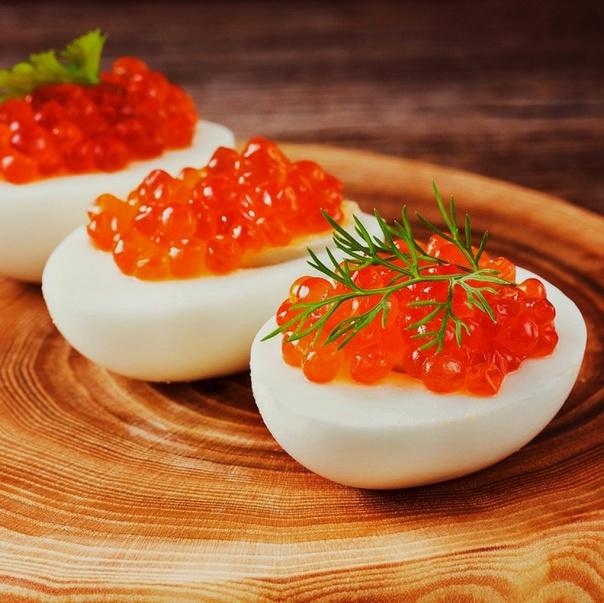 Яйцо с красной икрой