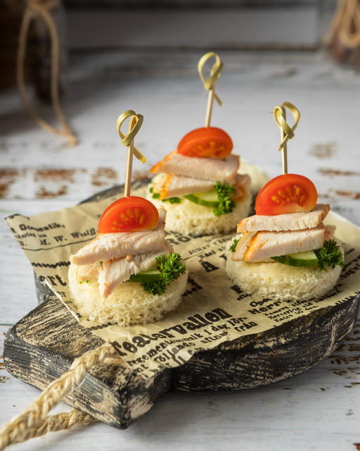 Канапе с куриным рулетом