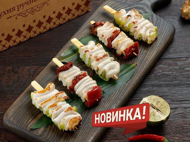 Шашлычки из кальмаров с цуккини и томатами