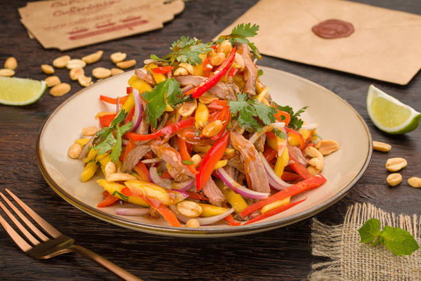 Салат с говядиной и персиком