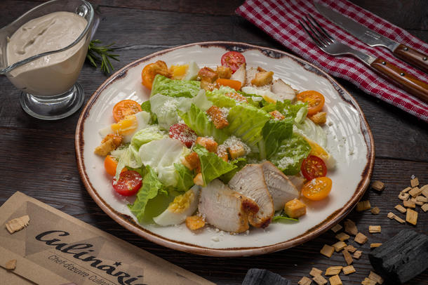 Салат цезарь с индейкой Салат цезарь с индейкой
