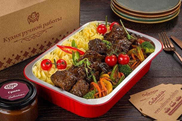 Щёчки телячьи по-бургундски Пюре из картофеля с луком фри и жареные овощи терияки