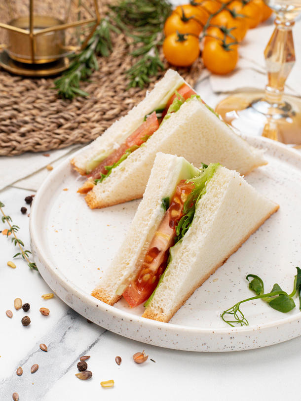 Мини сэндвич с сыром Моцарелла и овощами