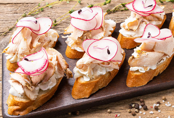 Брускетта с нежной курочкой и слайсами свежего редиса Брускетта с нежной курочкой и слайсами свежего редиса