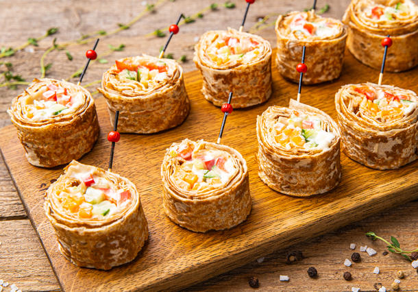 Ролл с овощами в греческом соусе