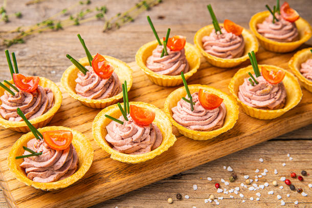 Тарталетки с нежным паштетом и томатом Тарталетки с нежным паштетом и томатом