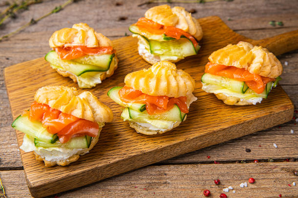 Профитроли с семгой и огурчиком Профитроли с семгой и огурчиком