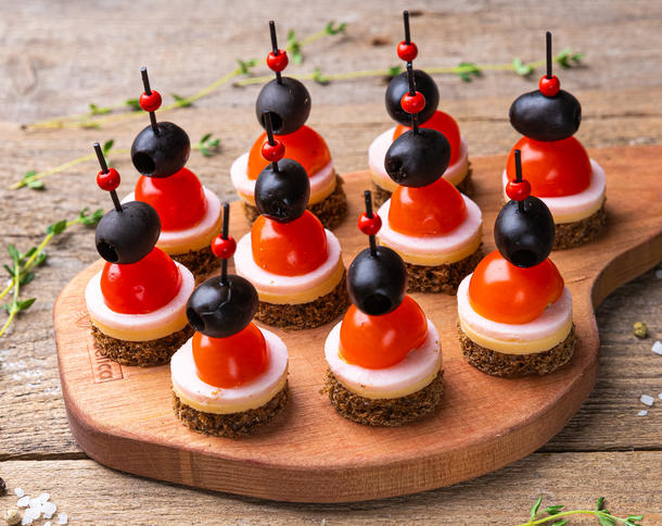 Канапе с ветчиной, сыром и сладким томатом на бородинском хлебе