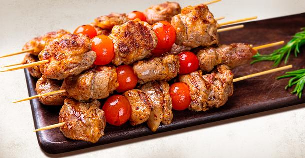 Шашлычки со свининой и томатами на гриле Шашлычки со свининой и томатами на гриле