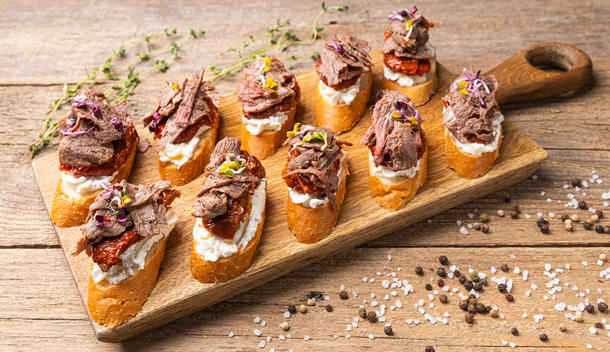 Брускетта с ростбифом и вяленными томатами Брускетта с ростбифом и вяленными томатами