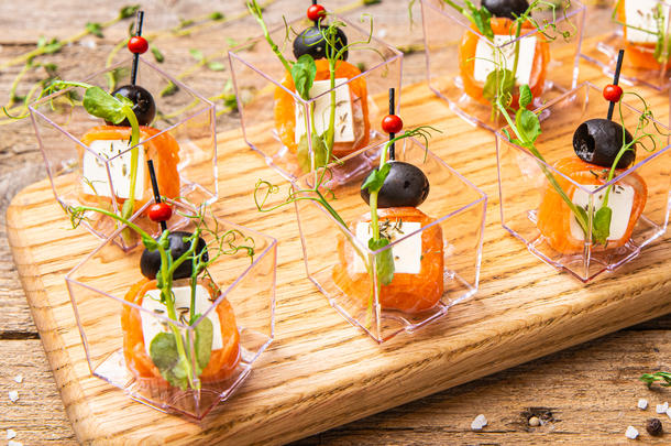 Канапе с семгой и сыром Фета