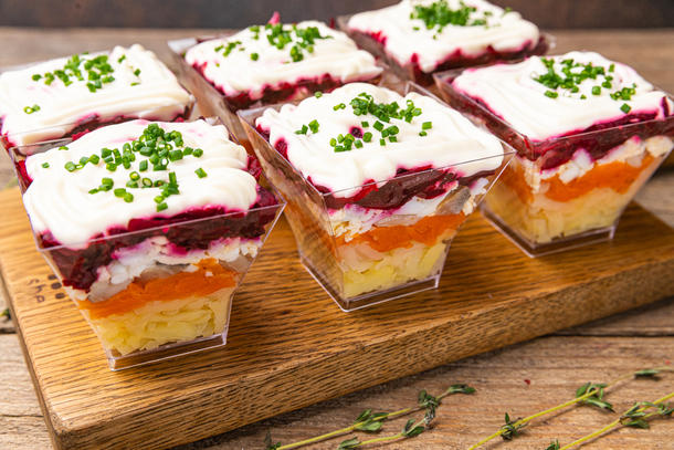 Салат «Сельдь под шубой» в фуршетной форме Салат «Сельдь под шубой» в фуршетной форме