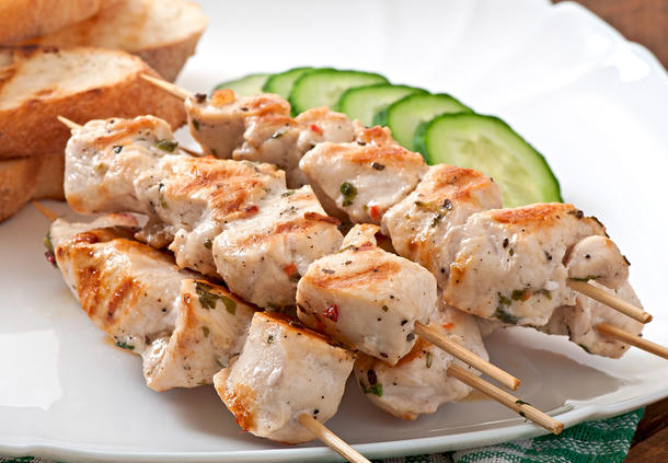 Куриный шашлычок на шпажках Куриный шашлычок на шпажках
