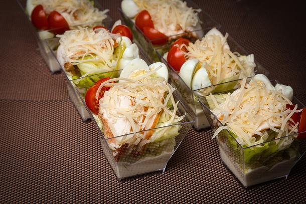 Цезарь Креветка, Лосось, Курица. Цезарь Креветка, Лосось, Курица.
