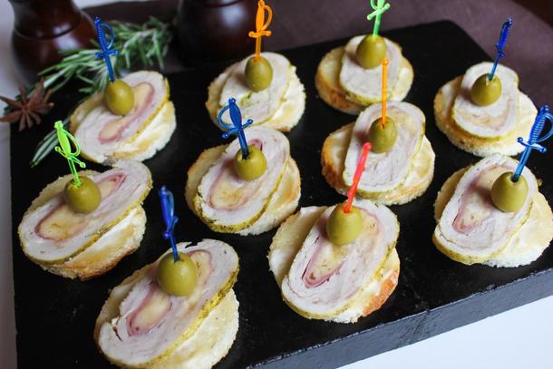 Канапе с куриным рулетом Канапе с куриным рулетом