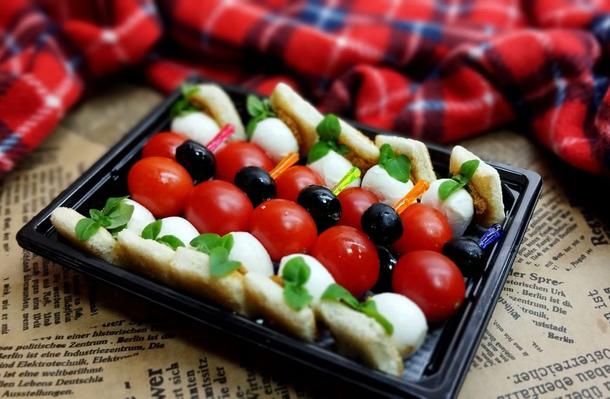 Канапе с мини Моцареллой, соусом Песто и томатами Черри 10 шт