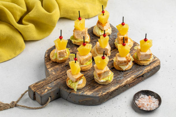 Канапе с копченой курицей и маринованным патиссоном 10 шт