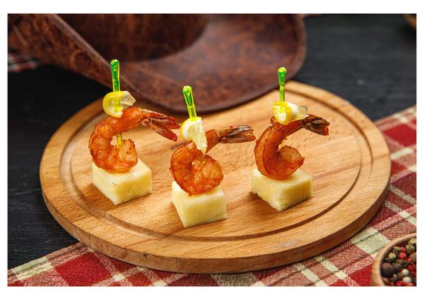 Канапе с креветками и ананасом 10 шт. Канапе с креветками и ананасом 10 шт.