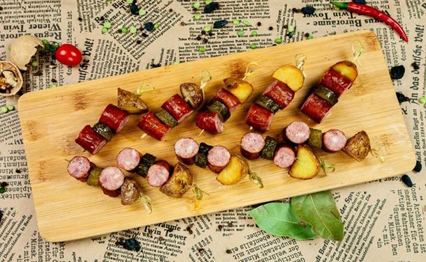 Шпажки с охотничьими колбасками 10 шт. Шпажки с охотничьими колбасками 10 шт.