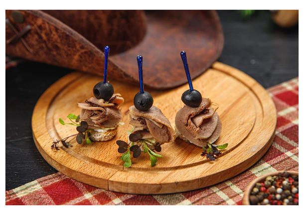 Канапе с говяжьим языком и оливкой 10 шт.