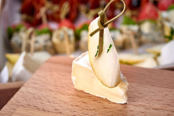 Канапе с сыром "Бри" и грушей 10 шт.