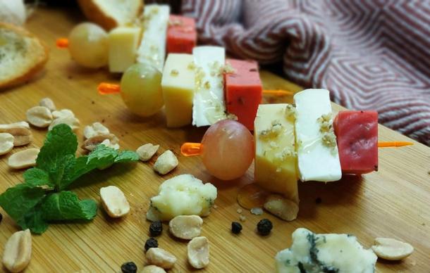 Сырная шпажка с виноградом и медом 10 шт. Сырная шпажка с виноградом и медом 10 шт.