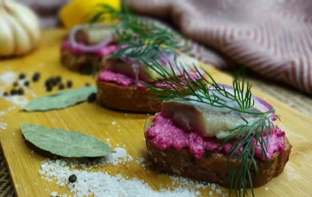 Брускетта с сельдью и картофельным крекером 10 шт. Брускетта с сельдью и картофельным крекером 10 шт.